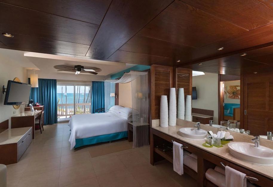 Barcelo-Bavaro-Beach-5_21.jpg